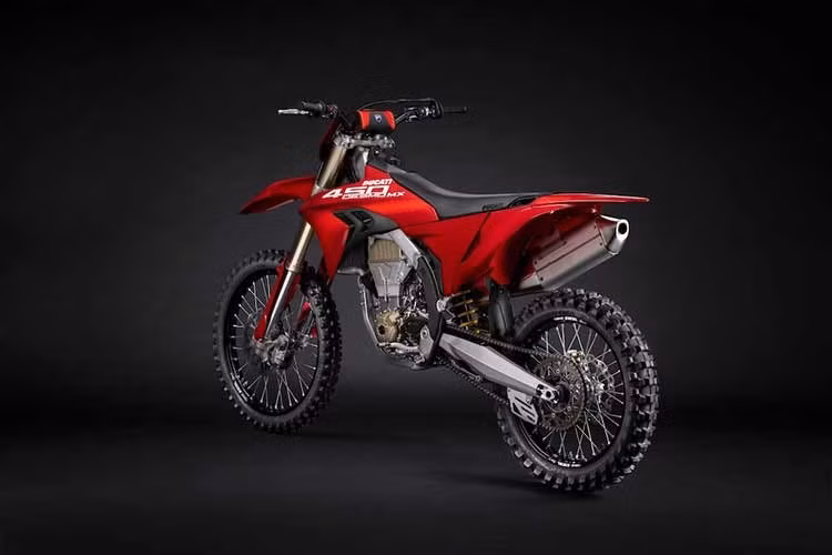 Về mặt kết cấu, Desmo450 MX sử dụng khung nhôm trọng lượng nhẹ được thiết kế với số lượng mối hàn tối giản nhằm gia tăng độ cứng vững của kết cấu đồng thời cải thiện tính linh hoạt trong điều khiển.