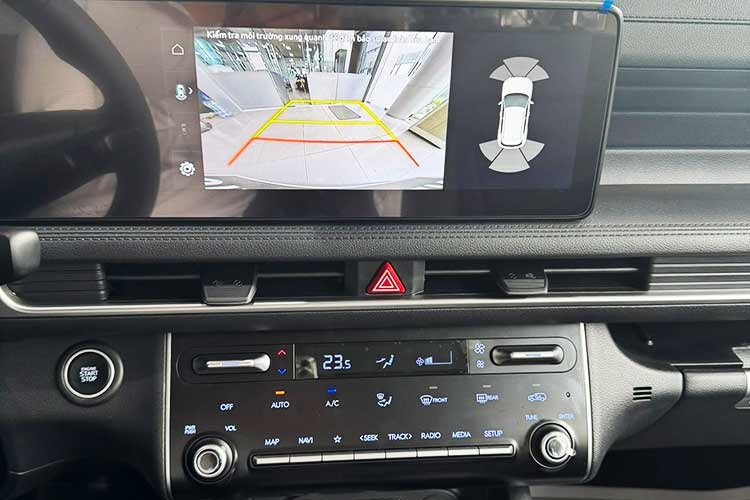 Khoang cabin của Hyundai Stargazer 2026 với điểm nhấn đáng chú ý là cụm màn hình kép cỡ lớn, nối liền bảng đồng hồ kỹ thuật số và màn hình trung tâm, tương đồng với nhiều mẫu Hyundai thế hệ mới. Giao diện màn hình giải trí đã hiển thị tiếng Việt, cho thấy xe đã được hoàn thiện cho thị trường trong nước.