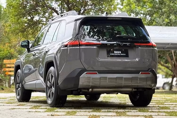 Dù chia sẻ nền tảng thiết kế chung, hai phiên bản ADV và LTD lại thể hiện rõ hai phong cách khác biệt. Trong khi ADV hướng đến hình ảnh mạnh mẽ, đậm chất off-road với cản trước hầm hố, mâm 18 inch và giá nóc, thì LTD lại thiên về sự sang trọng với lưới tản nhiệt họa tiết lục giác, mâm 20 inch cùng cửa sổ trời cỡ lớn.