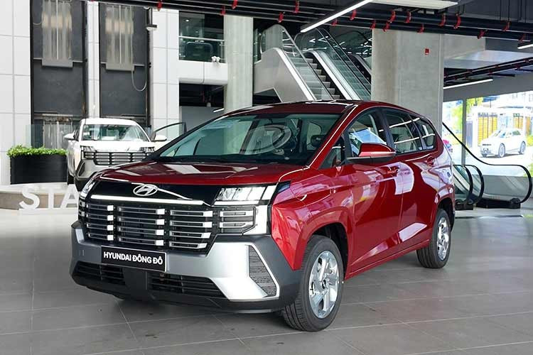 Thay vì duy trì phong cách bo tròn, có phần "mềm mại" thuần dáng MPV như phiên bản hiện tại, mẫu xe Hyundai Stargazer 2026 mới sở hữu những đường nét vuông vức, hiện đại và cứng cáp hơn hẳn. Sự thay đổi này mang đến vẻ ngoài mạnh mẽ, tiệm cận với phong cách của một chiếc SUV thực thụ nhưng vẫn đảm bảo được tính thực dụng và không gian rộng rãi đặc trưng của dòng xe MPV.