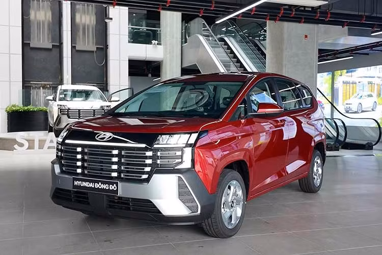 Thay vì duy trì phong cách bo tròn, có phần "mềm mại" thuần dáng MPV như phiên bản hiện tại, mẫu xe Hyundai Stargazer 2026 mới sở hữu những đường nét vuông vức, hiện đại và cứng cáp hơn hẳn. Sự thay đổi này mang đến vẻ ngoài mạnh mẽ, tiệm cận với phong cách của một chiếc SUV thực thụ nhưng vẫn đảm bảo được tính thực dụng và không gian rộng rãi đặc trưng của dòng xe MPV.