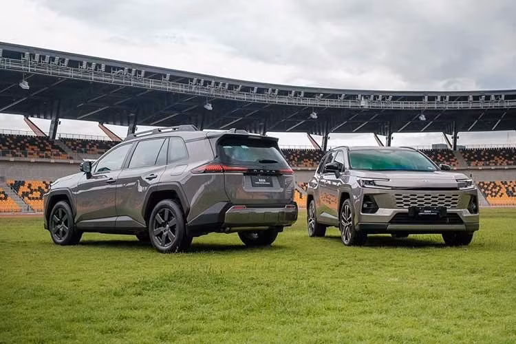 Toyota Philippines đã chính thức cho ra mắt và công bố giá bán của mẫu xe SUV RAV4 2026, cho thấy mẫu C-CUV hybrid này tiếp tục được định vị ở nhóm cao của phân khúc. Theo thông tin từ hãng xe Nhật Bản, xe có hai phiên bản sử dụng hệ truyền động hybrid kết hợp hệ dẫn động AWD.