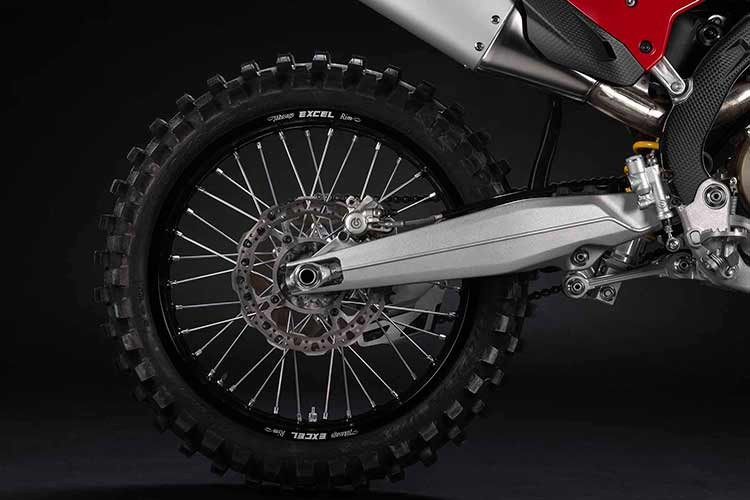 Bên cạnh đó, Ducati cũng cung cấp một loạt phụ kiện hiệu suất cao thông qua danh mục Ducati Performance, bao gồm moay-ơ bánh xe gia công CNC, bộ triple clamp hiệu suất cao, heo phanh đua từ Brembo và hệ thống ống xả titan toàn phần do Akrapovič phát triển.