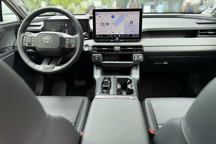 Cả hai phiên bản đều được trang bị màn hình giải trí 12,9 inch mới, hệ thống âm thanh JBL và hàng ghế sau có thể gập phẳng linh hoạt. Riêng bản LTD được bổ sung thêm các tiện nghi cao cấp như ghế da, màn hình hiển thị HUD và gương chiếu hậu chống chói tự động, nâng cao trải nghiệm người dùng.