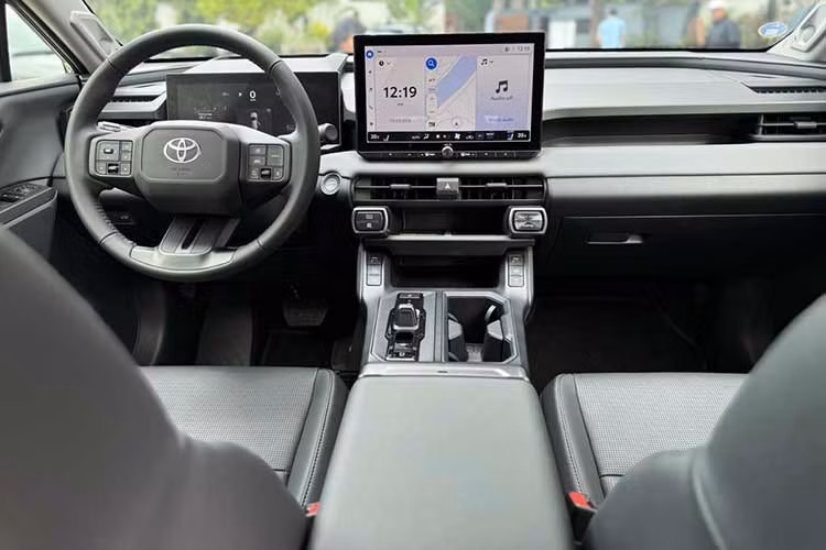 Cả hai phiên bản đều được trang bị màn hình giải trí 12,9 inch mới, hệ thống âm thanh JBL và hàng ghế sau có thể gập phẳng linh hoạt. Riêng bản LTD được bổ sung thêm các tiện nghi cao cấp như ghế da, màn hình hiển thị HUD và gương chiếu hậu chống chói tự động, nâng cao trải nghiệm người dùng.