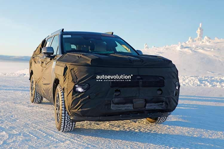 Hyundai Tucson 2027 đã bị bắt gặp trong giai đoạn thử nghiệm cuối cùng trước khi bước ra mắt vào cuối năm 2026 này. Đáng chú ý, hai nguyên mẫu xuất hiện cùng lúc, gồm một bản tiêu chuẩn và một bản XRT Pro mang phong cách địa hình rõ rệt.