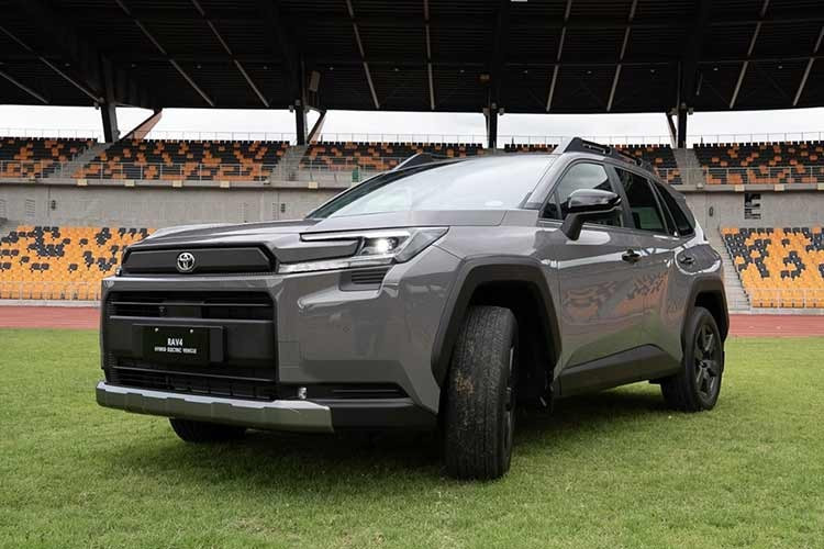 Tại thị trường Philippines, Toyota RAV4 2026 được phân phối với hai phiên bản ADV và LTD, có giá khởi điểm lần lượt từ 2,183 triệu Peso (956 triệu đồng) và 2,499 triệu Peso (1,1 tỷ đồng). Đây được xem là mức giá cạnh tranh trong phân khúc SUV cỡ trung, đặc biệt khi đi kèm hệ truyền động hybrid.