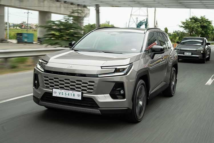 Với mức giá từ hơn 950 triệu đồng, Toyota RAV4 2026 không hướng tới nhóm khách hàng phổ thông mà nhắm vào những người tìm kiếm một mẫu SUV hybrid nhập khẩu, trang bị cao và thương hiệu mạnh. Nếu về Việt Nam, khoảng giá này cho thấy RAV4 sẽ nằm cùng “mâm” với các bản hybrid cao cấp của Honda CR-V hoặc một số mẫu CUV cỡ C nhập khẩu khác.