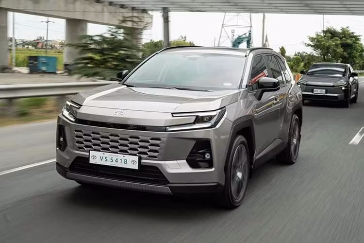 Với mức giá từ hơn 950 triệu đồng, Toyota RAV4 2026 không hướng tới nhóm khách hàng phổ thông mà nhắm vào những người tìm kiếm một mẫu SUV hybrid nhập khẩu, trang bị cao và thương hiệu mạnh. Nếu về Việt Nam, khoảng giá này cho thấy RAV4 sẽ nằm cùng “mâm” với các bản hybrid cao cấp của Honda CR-V hoặc một số mẫu CUV cỡ C nhập khẩu khác.