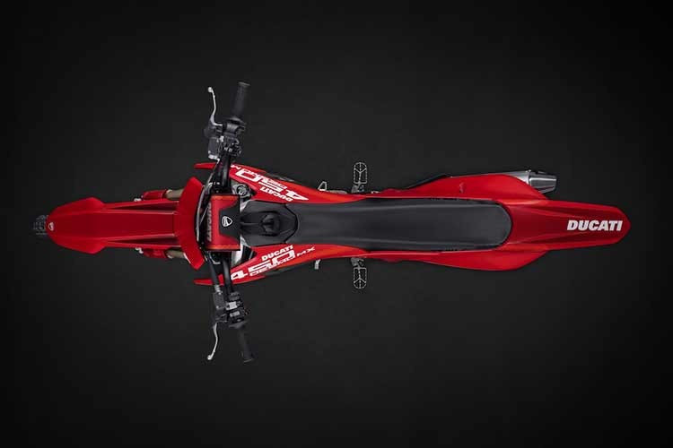 Sự xuất hiện của Desmo450 MX 2026 đánh dấu lần đầu tiên hãng xe Ý bước chân vào phân khúc motocross tại quốc gia này. Mẫu xe được phát triển dựa trên những kinh nghiệm thu được từ giải MXGP World Championship, qua đó đưa DNA đua xe đặc trưng của Ducati vào phân khúc off-road đang phát triển mạnh tại Ấn Độ.