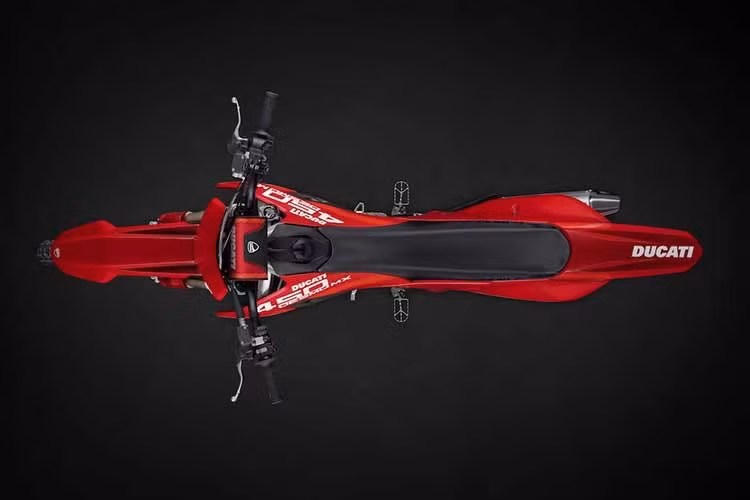 Sự xuất hiện của Desmo450 MX 2026 đánh dấu lần đầu tiên hãng xe Ý bước chân vào phân khúc motocross tại quốc gia này. Mẫu xe được phát triển dựa trên những kinh nghiệm thu được từ giải MXGP World Championship, qua đó đưa DNA đua xe đặc trưng của Ducati vào phân khúc off-road đang phát triển mạnh tại Ấn Độ.