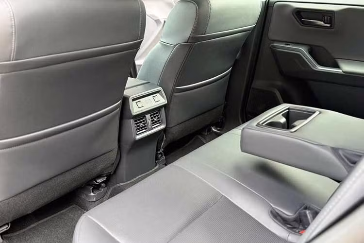 Bệ điều khiển trung tâm được thiết kế gọn gàng, với hệ thống nút bấm vuông vức thay thế cho cần số truyền thống và hai núm xoay như đời trước. Hệ thống cổng sạc USB-C công suất 45W và nhiều hộc chứa tiện dụng cũng xuất hiện ở phía trước.