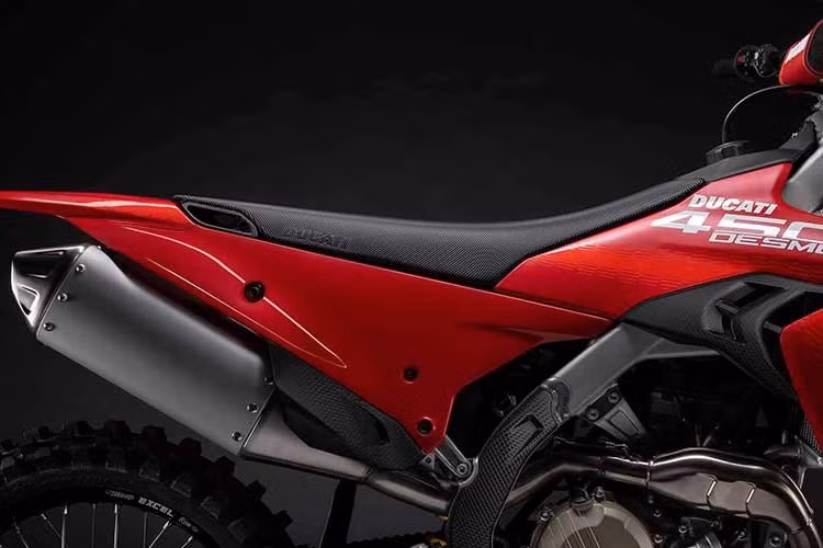 Song song với đó, hãng cũng giới thiệu bộ sưu tập trang phục kỹ thuật dành riêng cho người lái, được thiết kế với sự hợp tác của Drudi Performance và thương hiệu đồ bảo hộ mô tô Alpinestars.