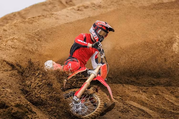 Hệ thống được lập trình để chỉ can thiệp khi thực sự cần thiết, qua đó hạn chế tối đa việc ảnh hưởng đến hiệu suất vận hành trong các tình huống tăng tốc mạnh hoặc khi xe thực hiện các cú nhảy trên đường đua. Tại thị trường Ấn Độ, Desmo450 MX được niêm yết từ 1.723.600 rupee (khoảng 491 triệu đồng). Dự đoán mẫu xe này sẽ về Việt Nam cuối năm nay.