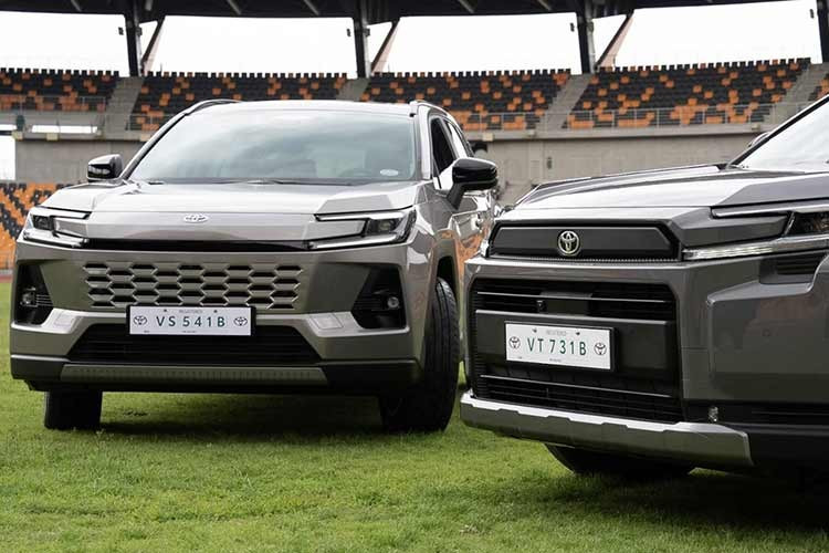 Về thiết kế, Toyota RAV4 2026 vẫn giữ ngôn ngữ tạo hình hiện đại của Toyota với nhiều đường nét góc cạnh, mang đến vẻ ngoài khỏe khoắn và cơ bắp. Cụm đèn trước hình chữ C gợi liên tưởng đến Camry, góp phần tăng tính nhận diện thương hiệu.