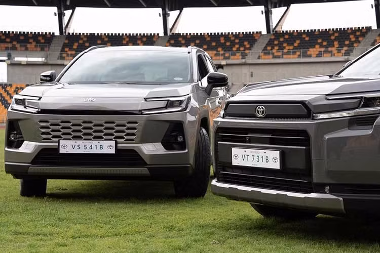 Về thiết kế, Toyota RAV4 2026 vẫn giữ ngôn ngữ tạo hình hiện đại của Toyota với nhiều đường nét góc cạnh, mang đến vẻ ngoài khỏe khoắn và cơ bắp. Cụm đèn trước hình chữ C gợi liên tưởng đến Camry, góp phần tăng tính nhận diện thương hiệu.