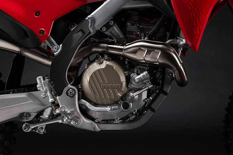 Sức mạnh của Desmo450 MX đến từ khối động cơ xi-lanh đơn dung tích 449,6 cc, tích hợp hệ thống phân phối khí Desmodromic - công nghệ đặc trưng vốn thường xuất hiện trên các mẫu sportbike hiệu suất cao của Ducati.