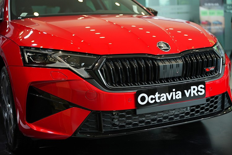 Về kích thước, Octavia RS thuộc nhóm sedan hạng C nhưng có thân hình lớn hơn mặt bằng chung, với chiều dài 4.709 mm, rộng 1.829 mm, trục cơ sở 2.681 mm và khoảng sáng gầm 129 mm. Thông số này giúp xe có dáng vẻ trường xe, không gian nội thất rộng rãi hơn nhiều mẫu sedan cùng phân khúc.