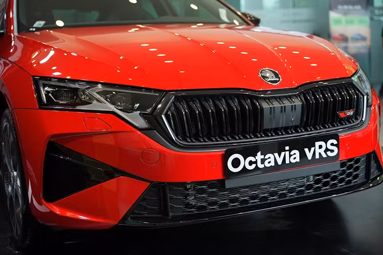 Về kích thước, Octavia RS thuộc nhóm sedan hạng C nhưng có thân hình lớn hơn mặt bằng chung, với chiều dài 4.709 mm, rộng 1.829 mm, trục cơ sở 2.681 mm và khoảng sáng gầm 129 mm. Thông số này giúp xe có dáng vẻ trường xe, không gian nội thất rộng rãi hơn nhiều mẫu sedan cùng phân khúc.