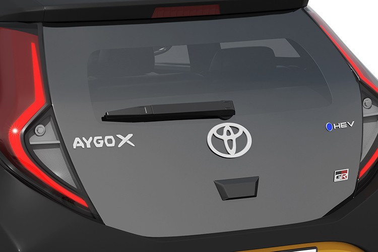 Toyota Aygo X GR Sport 2026 mới dễ dàng nhận biết nhờ phối màu hai tông vàng mù tạt và đen độc quyền, cùng lưới tản nhiệt dạng lưới và mâm hợp kim 18 inch.