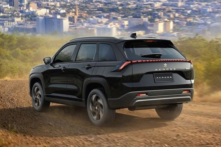 Cụ thể, Suzuki Across được phát triển dựa trên mẫu xe Toyota Wildlander dành riêng cho thị trường Trung Quốc. Hiện Across đã bị khai tử ở thị trường châu Âu và sử dụng cái tên này cho một mẫu xe hoàn toàn khác ở Seychelles - một quốc đảo nằm ngoài khơi Đông Phi. Điều thú vị là mẫu xe này không còn liên quan gì tới Toyota như người anh em đã bị ngừng bán.