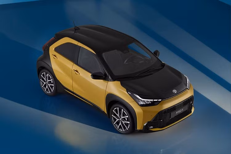 Những tùy chọn màu sắc này có sẵn ở các phiên bản High và Mid+, và sự kết hợp 2 tông màu càng làm tăng thêm vẻ năng động. Để làm nổi bật cá tính này, Toyota cung cấp một bộ sưu tập hình ảnh phong phú về phiên bản Cinnamon, cũng như phiên bản GR Sport mới, lần đầu tiên được giới thiệu trên mẫu Aygo X.