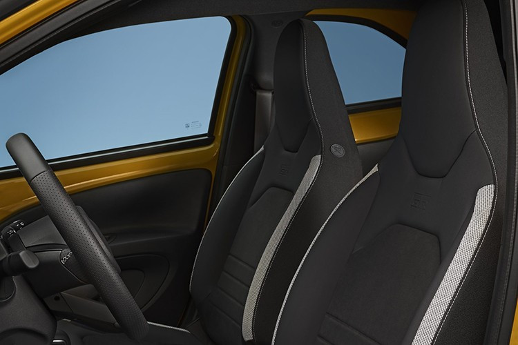 Ngoài ra, khách hàng có thể đặt mua hệ thống âm thanh JBL. Bên dưới nắp ca-pô giờ đây là hệ thống truyền động hybrid tương tự như trên Yaris và Yaris Cross, với động cơ điện 1.5 lít thay thế cho động cơ 1.0 lít nhỏ hơn của phiên bản tiền nhiệm.