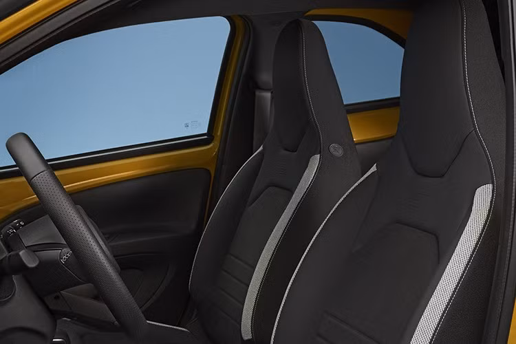 Ngoài ra, khách hàng có thể đặt mua hệ thống âm thanh JBL. Bên dưới nắp ca-pô giờ đây là hệ thống truyền động hybrid tương tự như trên Yaris và Yaris Cross, với động cơ điện 1.5 lít thay thế cho động cơ 1.0 lít nhỏ hơn của phiên bản tiền nhiệm.