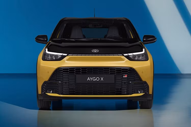 Bên trong, không gian nội thất mang tông màu đen và xám với các chi tiết trang trí màu đen bóng, điểm nhấn là các chi tiết màu xám và logo GR. Ghế trước cũng được trang bị chất liệu SakuraTouch và Dinamica giả da lộn, cùng với phần đệm Samara màu xám.