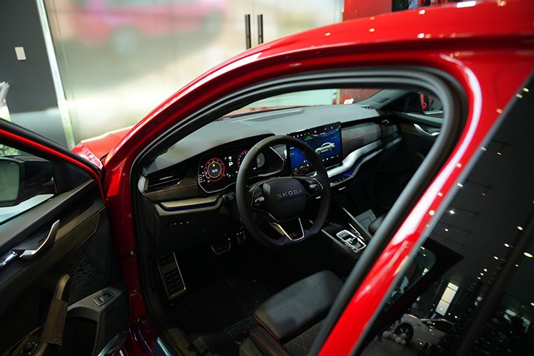 Bước vào bên trong mẫu xe này, khách hàng Việt sẽ được chào đón bằng nội thất màu đen chủ đạo với những điểm nhấn màu đỏ tương phản nhằm nhấn mạnh vẻ thể thao. Tại đây, xe được trang bị vô lăng ba chấu đa chức năng, tích hợp lẫy chuyển số, màn hình hiển thị thông tin kính lái HUD và bảng đồng hồ kỹ thuật số 10,25 inch.