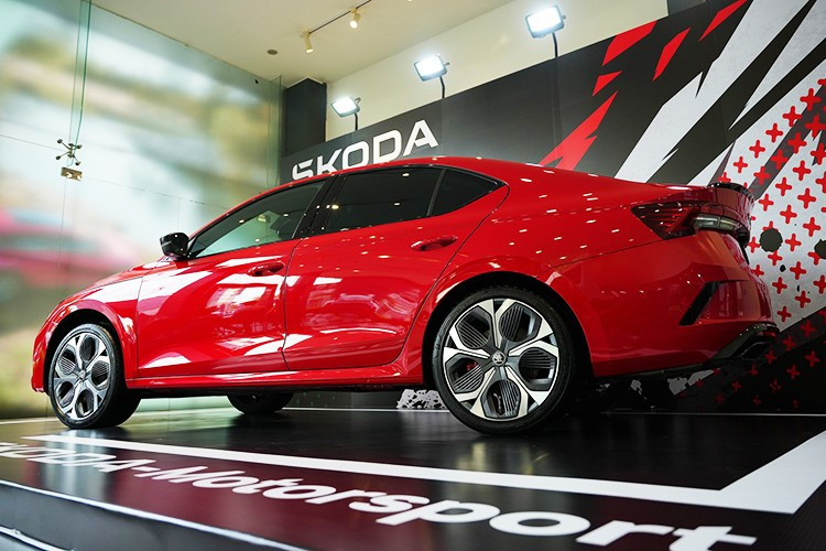 Skoda Octavia RS 2025 là mẫu sedan cỡ C hiệu suất cao hiếm hoi ở thị trường Việt Nam. Xe chỉ có 1 đối thủ trực tiếp là Subaru WRX vốn được nhập khẩu từ Nhật Bản và có giá từ 1,699-1,799 tỷ đồng.