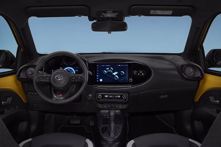 Bên trong, chiếc xe đô thị này chỉ có chỗ cho bốn hành khách cùng hành lý trong khoang hành lý 231 lít, nhưng lại có những tiện ích từ các phiên bản cao cấp hơn, chẳng hạn như mui vải có thể thu vào tùy chọn, cụm đồng hồ kỹ thuật số 7 inch và bảng điều khiển hệ thống sưởi được nâng cấp, cùng với bảng điều khiển trung tâm được thiết kế lại và phanh tay điện tử mới.