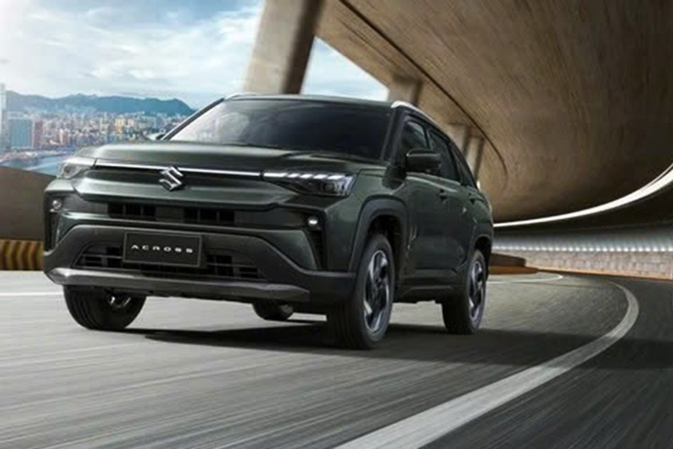 Trong vài năm trở lại đây, Suzuki đã có mối quan hệ hợp tác chặt chẽ với Toyota, đặc biệt trong việc đổi logo và bán chéo sản phẩm tại nhiều thị trường toàn cầu. Ví dụ điển hình chính là Suzuki Across tại châu Âu vốn được đổi tên và tinh chỉnh thiết kế từ Toyota RAV4.