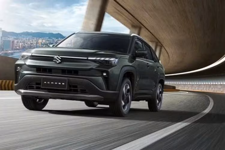 Trong vài năm trở lại đây, Suzuki đã có mối quan hệ hợp tác chặt chẽ với Toyota, đặc biệt trong việc đổi logo và bán chéo sản phẩm tại nhiều thị trường toàn cầu. Ví dụ điển hình chính là Suzuki Across tại châu Âu vốn được đổi tên và tinh chỉnh thiết kế từ Toyota RAV4.