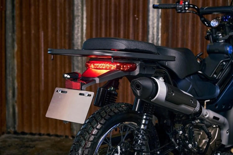 Với khối lượng chỉ 115 kg, chiếc xe mang đến khả năng cơ động tối ưu, dễ dàng xử lý trong đô thị đông đúc cũng như trên các cung đường gồ ghề nhẹ. Bình xăng dung tích 8,5 lít đủ để chinh phục những chuyến đi dài mà không cần dừng quá thường xuyên.