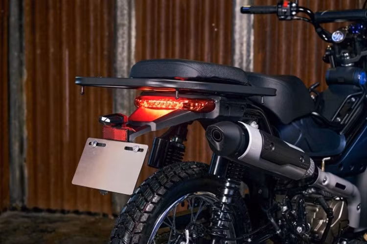 Với khối lượng chỉ 115 kg, chiếc xe mang đến khả năng cơ động tối ưu, dễ dàng xử lý trong đô thị đông đúc cũng như trên các cung đường gồ ghề nhẹ. Bình xăng dung tích 8,5 lít đủ để chinh phục những chuyến đi dài mà không cần dừng quá thường xuyên.