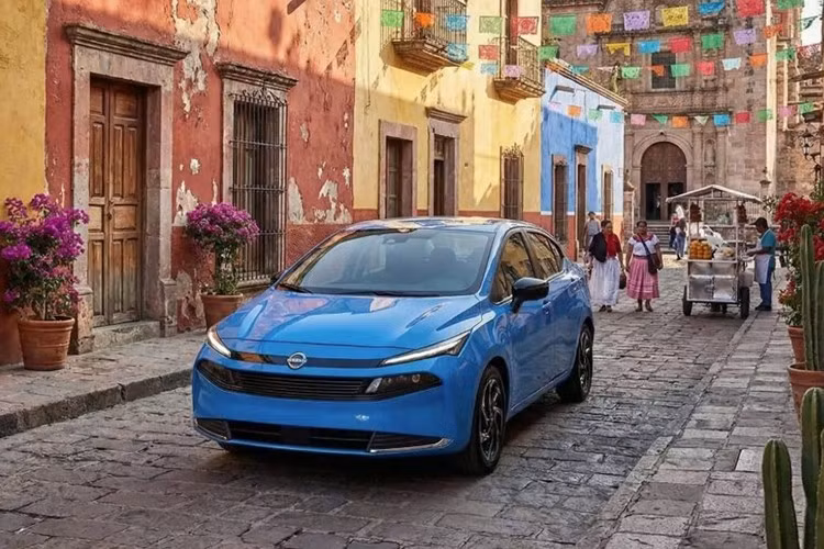 Nhiều nguồn tin cho biết, Nissan Versa 2027 có thể được phân phối chủ yếu tại các thị trường Mỹ Latin như Mexico và Brazil – những nơi vẫn còn nhu cầu lớn với xe sedan bình dân. Thực tế, trong teaser gần đây, Nissan đã giới thiệu Versa thế hệ mới bên cạnh mẫu bán tải Navara, cả hai đều là sản phẩm chiến lược cho thị trường này.