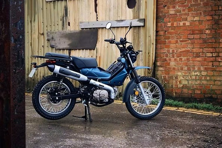 Điểm đặc biệt của Imber 125 là hộp số 4 cấp bán tự động kết hợp với ly hợp ly tâm, giúp người lái thao tác dễ dàng mà không cần dùng tay côn bên trái. Xe cũng trang bị hệ thống phun xăng điện tử EFI đảm bảo vận hành ổn định và tiết kiệm nhiên liệu, với mức tiêu thụ chỉ khoảng 2,1 lít/100 km.