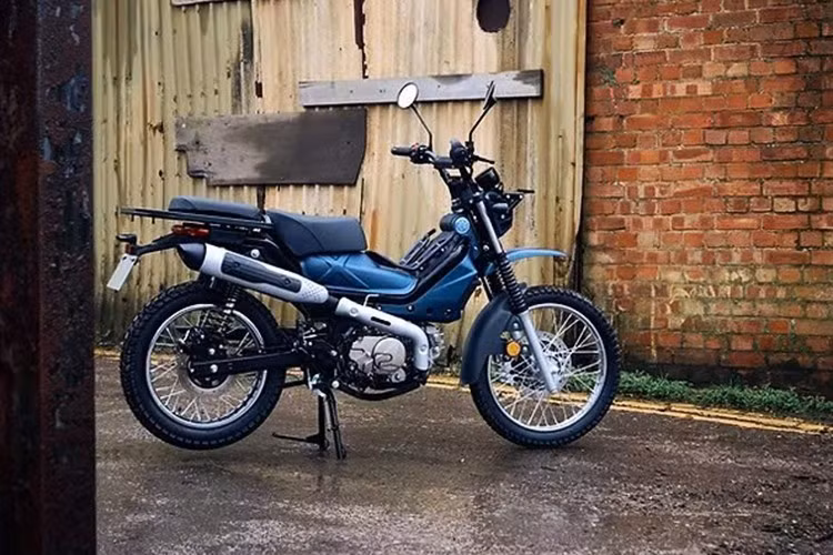 Điểm đặc biệt của Imber 125 là hộp số 4 cấp bán tự động kết hợp với ly hợp ly tâm, giúp người lái thao tác dễ dàng mà không cần dùng tay côn bên trái. Xe cũng trang bị hệ thống phun xăng điện tử EFI đảm bảo vận hành ổn định và tiết kiệm nhiên liệu, với mức tiêu thụ chỉ khoảng 2,1 lít/100 km.