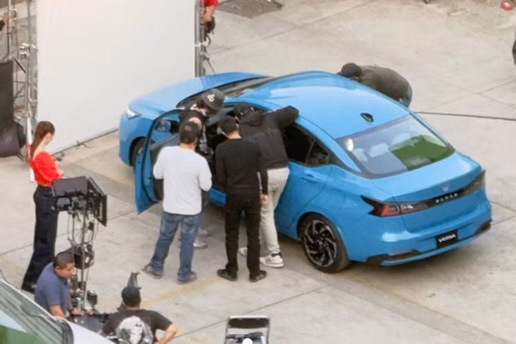 Phần đầu xe lấy cảm hứng từ mẫu SUV Murano, với đèn pha LED hai tầng, nối liền bởi dải trang trí đen bóng. Lưới tản nhiệt được làm mảnh lại, kết hợp cùng khe hút gió trước mở rộng. Tuy nhiên, nắp ca-pô và phần chắn bùn trước dường như vẫn giữ nguyên so với đời cũ.