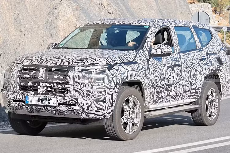 Điểm đáng chú ý là mẫu xe mới có thể sẽ được đặt tên đơn giản là Pajero, bỏ hậu tố “Sport” như các phiên bản trước đó. Điều này đồng nghĩa với khả năng Mitsubishi sẽ chính thức hồi sinh dòng SUV nổi tiếng Pajero – từng bị khai tử vào năm 2021 sau hơn ba thập kỷ tồn tại.