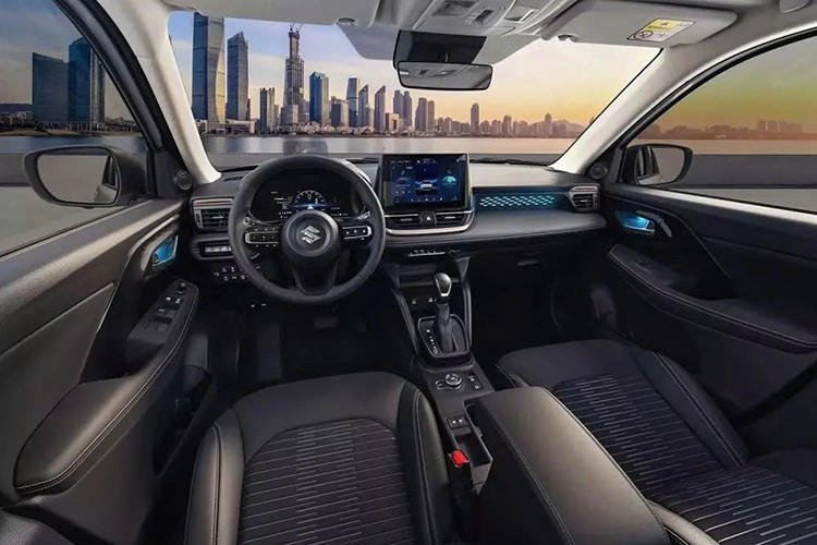 Khác biệt đáng chú ý nhất nằm ở khoang lái, nơi vô lăng được chuyển sang bên trái để phù hợp với thị trường tay lái thuận. Suzuki đặt tham vọng mở rộng thị trường ra toàn cầu cho Victoris sản xuất tại Ấn Độ. Vì vậy, việc hãng tung ra phiên bản tay lái thuận cho các thị trường xuất khẩu là điều hoàn toàn dễ hiểu.