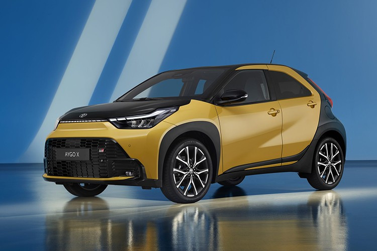 Nhận thức rõ rằng xe du lịch cỡ nhỏ ngày càng khó bán và các mẫu xe thông thường đang mất dần sức hút trước sự tấn công không ngừng nghỉ của các dòng xe crossover, SUV và xe bán tải, Toyota đã quyết định "nếu không thể đánh bại họ, thì nên tham gia cùng họ" vào năm 2022 và biến đổi mẫu Aygo phân khúc A thành mẫu xe đô thị crossover Aygo X.