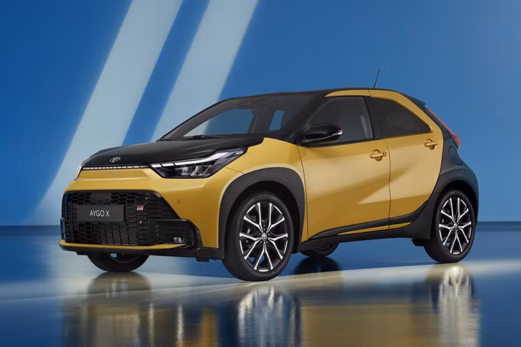 Nhận thức rõ rằng xe du lịch cỡ nhỏ ngày càng khó bán và các mẫu xe thông thường đang mất dần sức hút trước sự tấn công không ngừng nghỉ của các dòng xe crossover, SUV và xe bán tải, Toyota đã quyết định "nếu không thể đánh bại họ, thì nên tham gia cùng họ" vào năm 2022 và biến đổi mẫu Aygo phân khúc A thành mẫu xe đô thị crossover Aygo X.