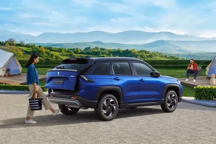 Ngoài ra, hình ảnh trong thông cáo báo chí cho thấy Suzuki Across ở Seychelles có cả logo “hybrid”. Điều này cho thấy khả năng mẫu xe này sẽ được trang bị hệ truyền động hybrid tự sạc giống Suzuki Victoris tại Ấn Độ. Cấu hình này kết hợp động cơ xăng 1.5L với 1 mô-tơ điện, cho tổng công suất 114 mã lực.