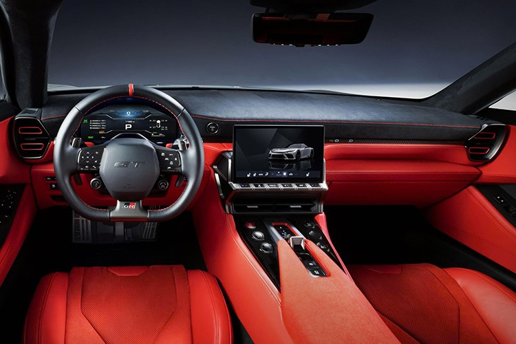 Nổi bật nhất là gam màu đỏ nội thất gợi nhớ đến tông Radiant Red của Lexus, đi kèm các cửa gió điều hòa dạng tròn hiện đại – thiết kế từng được Lexus áp dụng trong lần nâng cấp IS vào năm 2025.