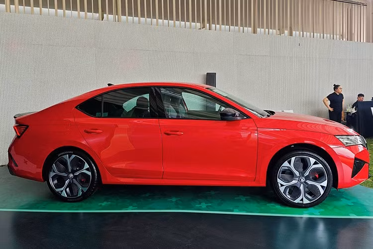 Sức mạnh động cơ cho phép xe tăng tốc từ 0-100 km/h trong khoảng 6,5 giây. Ngoài ra, xe còn được trang bị hệ thống khung gầm, treo và phanh tinh chỉnh theo hướng thể thao, hứa hẹn mang đến cảm giác lái hấp dẫn hơn.