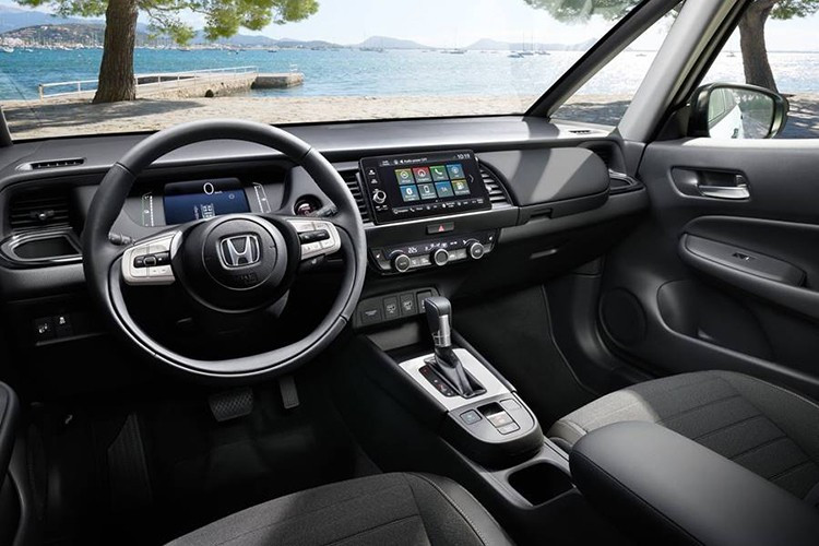 Về kích thước, Honda Fit 2026 dài 4.169 mm, rộng 1.694 mm, cao 1.537 mm và có chiều dài cơ sở 2.530 mm – nhỉnh hơn đôi chút so với phiên bản hiện hành, hứa hẹn mang lại không gian nội thất thoải mái hơn.