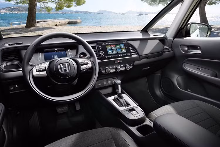 Về kích thước, Honda Fit 2026 dài 4.169 mm, rộng 1.694 mm, cao 1.537 mm và có chiều dài cơ sở 2.530 mm – nhỉnh hơn đôi chút so với phiên bản hiện hành, hứa hẹn mang lại không gian nội thất thoải mái hơn.