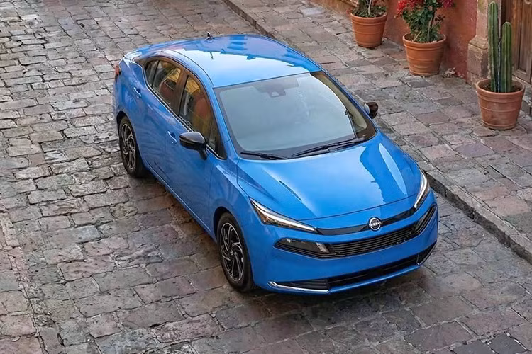 Nissan Versa/ Almera 2027 thế hệ tiếp theo đã xuất hiện trên mạng xã hội, cho thấy mẫu sedan cỡ nhỏ giá rẻ của Nissan đang tiến rất gần đến ngày ra mắt chính thức. Xe được phát hiện trong quá trình ghi hình tại Mexico, nhiều khả năng phục vụ cho các tài liệu quảng bá trước ngày ra mắt.